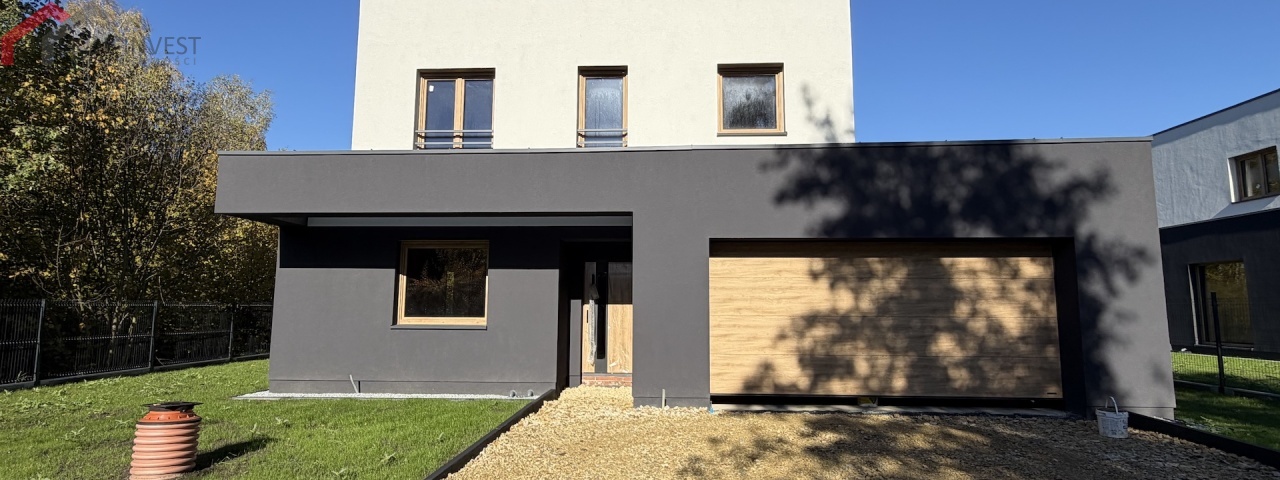 Katowice, śląskie, 5 Bedrooms Bedrooms, 5 Rooms Rooms,3 BathroomsBathrooms,Dom,Sprzedaż,2689